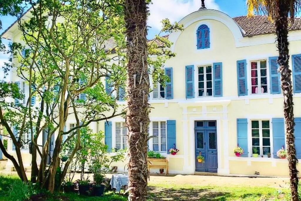 La Roulotte Du Chateau De Framboise Dumes Extérieur photo