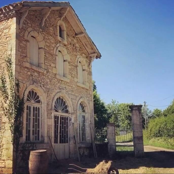 La Roulotte Du Chateau De Framboise Dumes Extérieur photo
